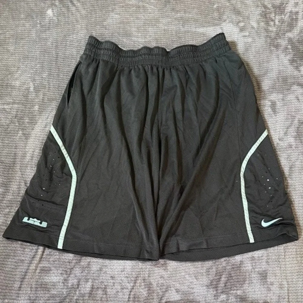 Nike LeBron James Dri-FIT Basketball Shorts Mens XXL Gray Mint Green Mesh 36X11